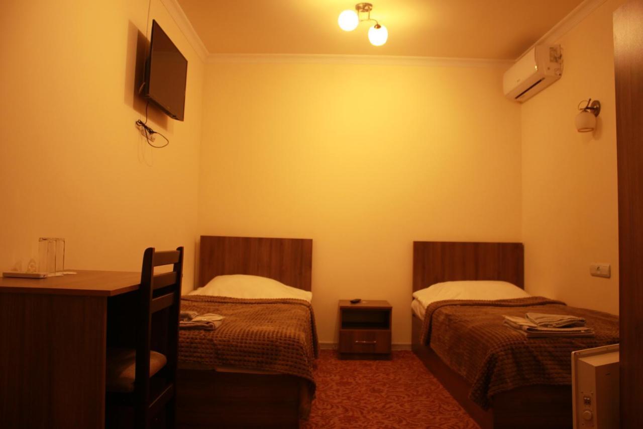 יירבאן Hotel International מראה חיצוני תמונה